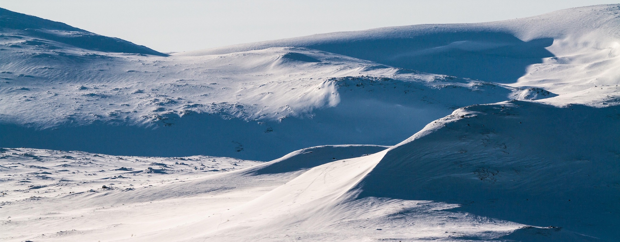 Vy i fint ljus på ett fjäll i Tänndalen.